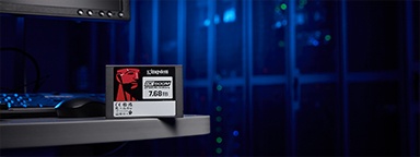 SSD-накопичувач DC600M на столі в серверній кімнаті