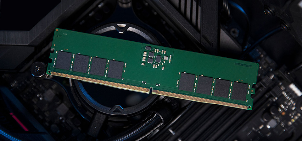 Kingston ValueRAM DDR5 Модуль пам'яті Kingston ValueRAM DDR5 всередині материнської плати, готовий до встановлення.