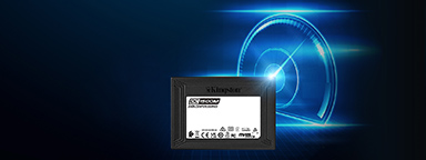 SSD Kingston DC1500M на фоні зображення спідометра із синім підсвітленням, що вказує на високу швидкість