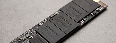 микросхемы твердотельного накопителя NVMe компании Kingston крупным планом