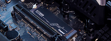 SSD KC3000 dipasang ke motherboard PC desktop di dalam kotak