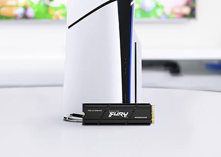 带 FURY Renegade 散热器 SSD 的 PlayStation 5 Slim 放在一张白色的桌子上