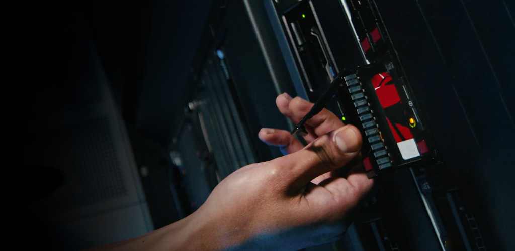 Server and Data Center - Kingston Knowledge Center Blog 伺服器機架之間的走道被藍燈點亮