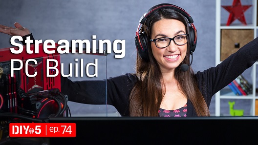 Trisha souriant en portant un casque à côté de son PC